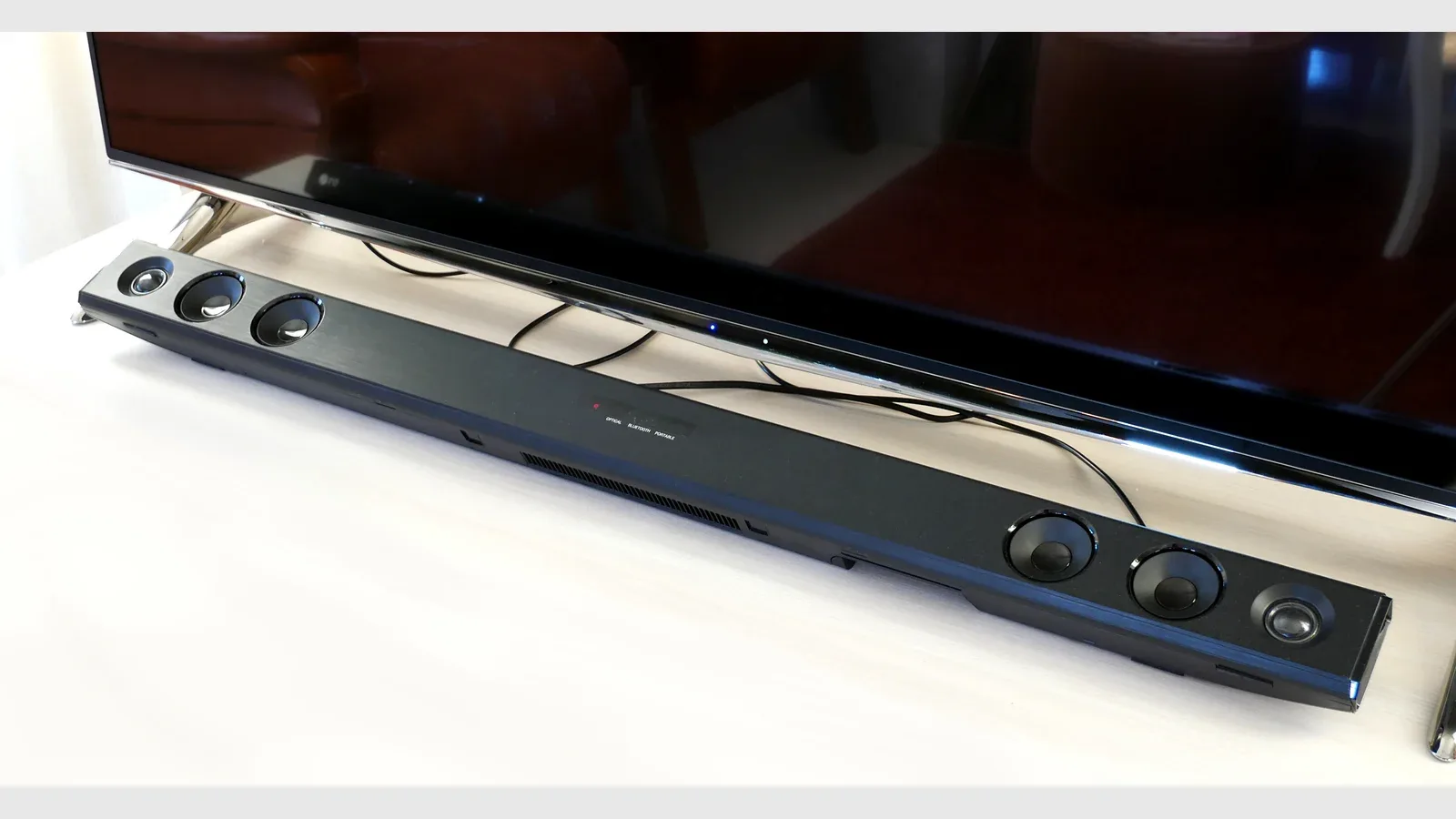 Loa soundbar LG LAS260B đặt trước màn hình
